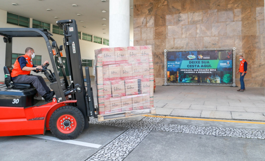A edição 2021 da campanha Cesta Solidária Paraná, encerrada na terça-feira (06), conseguiu arrecadar mais de 200 toneladas de alimentos. . Foto: Valdelino Pontes