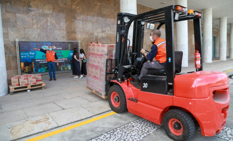 A edição 2021 da campanha Cesta Solidária Paraná, encerrada na terça-feira (06), conseguiu arrecadar mais de 200 toneladas de alimentos. . Foto: Valdelino Pontes