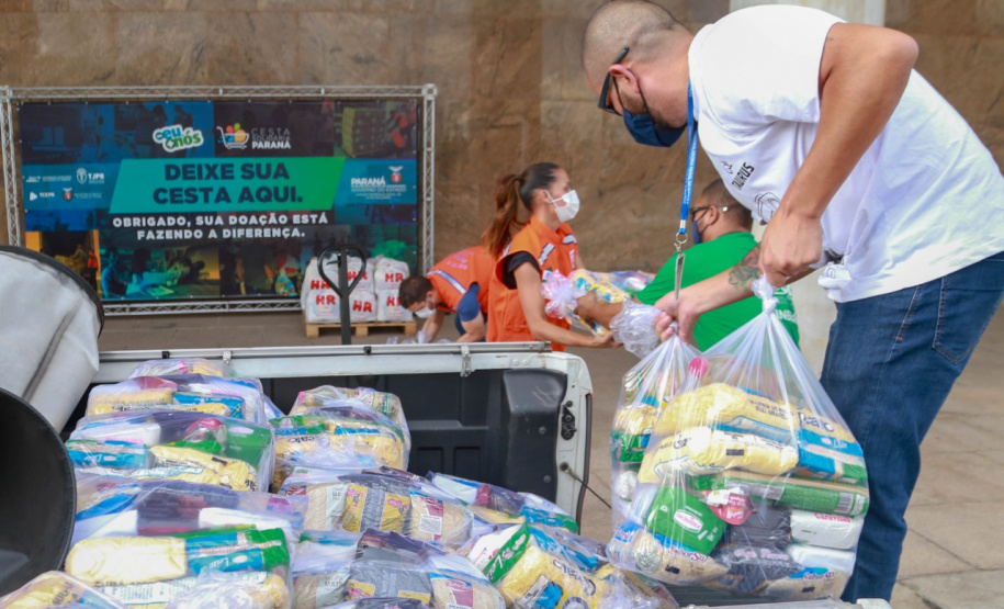 A edição 2021 da campanha Cesta Solidária Paraná, encerrada na terça-feira (06), conseguiu arrecadar mais de 200 toneladas de alimentos. . Foto: Valdelino Pontes