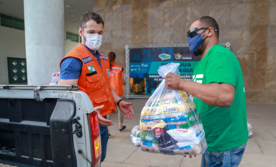 A edição 2021 da campanha Cesta Solidária Paraná, encerrada na terça-feira (06), conseguiu arrecadar mais de 200 toneladas de alimentos. . Foto: Valdelino Pontes