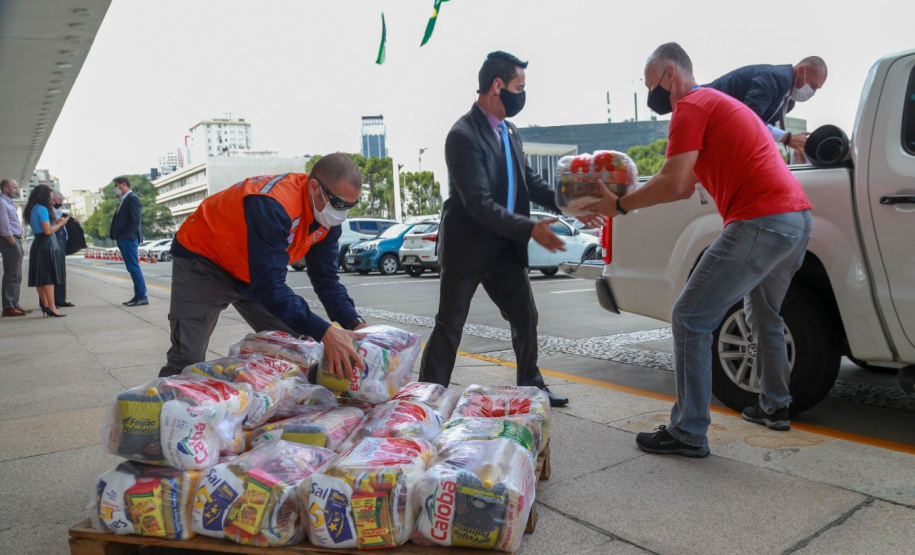 A edição 2021 da campanha Cesta Solidária Paraná, encerrada na terça-feira (06), conseguiu arrecadar mais de 200 toneladas de alimentos. . Foto: Valdelino Pontes