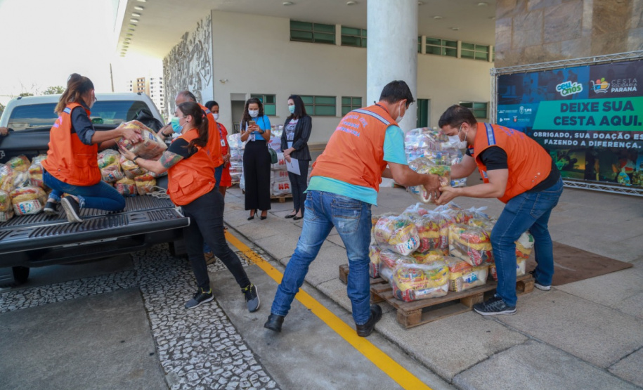 A edição 2021 da campanha Cesta Solidária Paraná, encerrada na terça-feira (06), conseguiu arrecadar mais de 200 toneladas de alimentos. . Foto: Valdelino Pontes