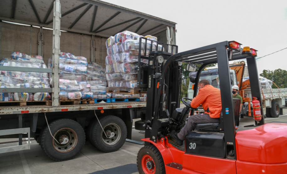 A edição 2021 da campanha Cesta Solidária Paraná, encerrada na terça-feira (06), conseguiu arrecadar mais de 200 toneladas de alimentos. . Foto: Valdelino Pontes