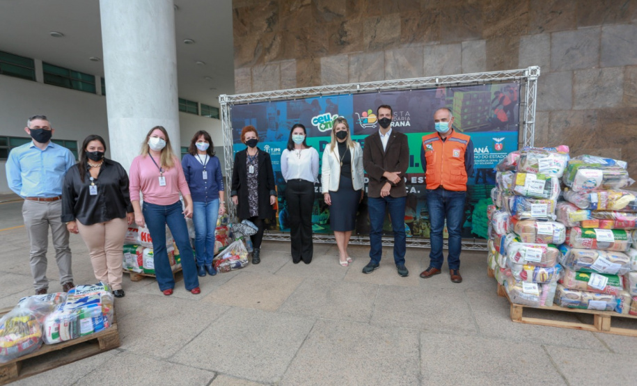 A edição 2021 da campanha Cesta Solidária Paraná, encerrada na terça-feira (06), conseguiu arrecadar mais de 200 toneladas de alimentos. . Foto: Valdelino Pontes