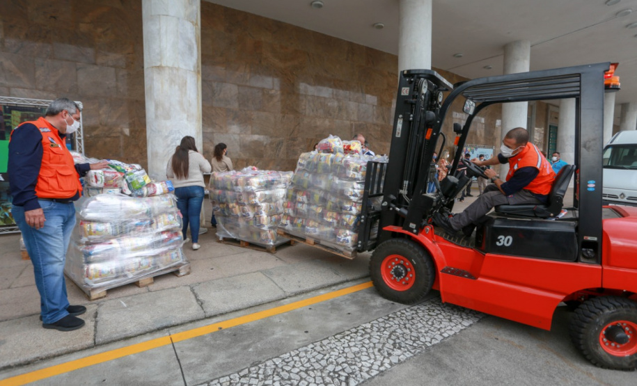A edição 2021 da campanha Cesta Solidária Paraná, encerrada na terça-feira (06), conseguiu arrecadar mais de 200 toneladas de alimentos. . Foto: Valdelino Pontes
