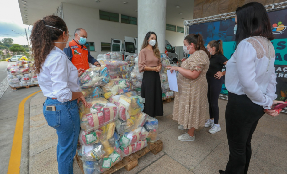 A edição 2021 da campanha Cesta Solidária Paraná, encerrada na terça-feira (06), conseguiu arrecadar mais de 200 toneladas de alimentos. . Foto: Valdelino Pontes