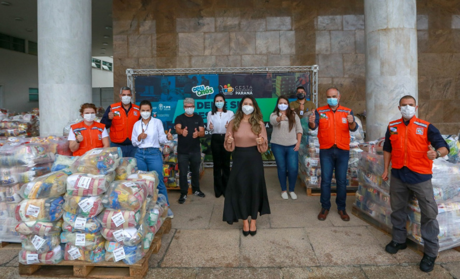 A edição 2021 da campanha Cesta Solidária Paraná, encerrada na terça-feira (06), conseguiu arrecadar mais de 200 toneladas de alimentos. . Foto: Valdelino Pontes