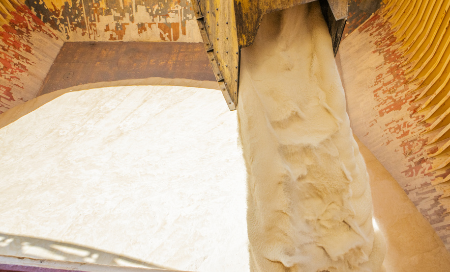 Os portos do Paraná fecham o primeiro trimestre com dois novos recordes. No último mês, juntos, os terminais de Paranaguá e Antonina registraram o melhor março da história em volume movimentado. Foram 5.622.705 toneladas de cargas, de importação e exportação. - Foto: Claudio Neves/Portos do Paraná