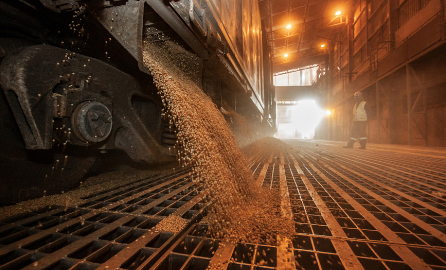 Os portos do Paraná fecham o primeiro trimestre com dois novos recordes. No último mês, juntos, os terminais de Paranaguá e Antonina registraram o melhor março da história em volume movimentado. Foram 5.622.705 toneladas de cargas, de importação e exportação. - Foto: Claudio Neves/Portos do Paraná