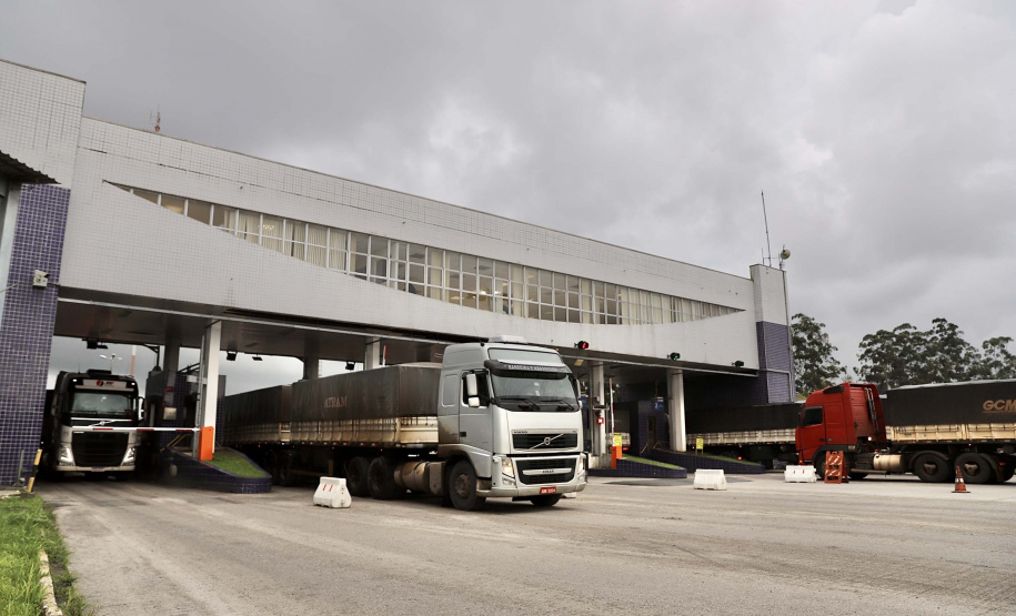 Os portos do Paraná fecham o primeiro trimestre com dois novos recordes. No último mês, juntos, os terminais de Paranaguá e Antonina registraram o melhor março da história em volume movimentado. Foram 5.622.705 toneladas de cargas, de importação e exportação. - Foto: Claudio Neves/Portos do Paraná