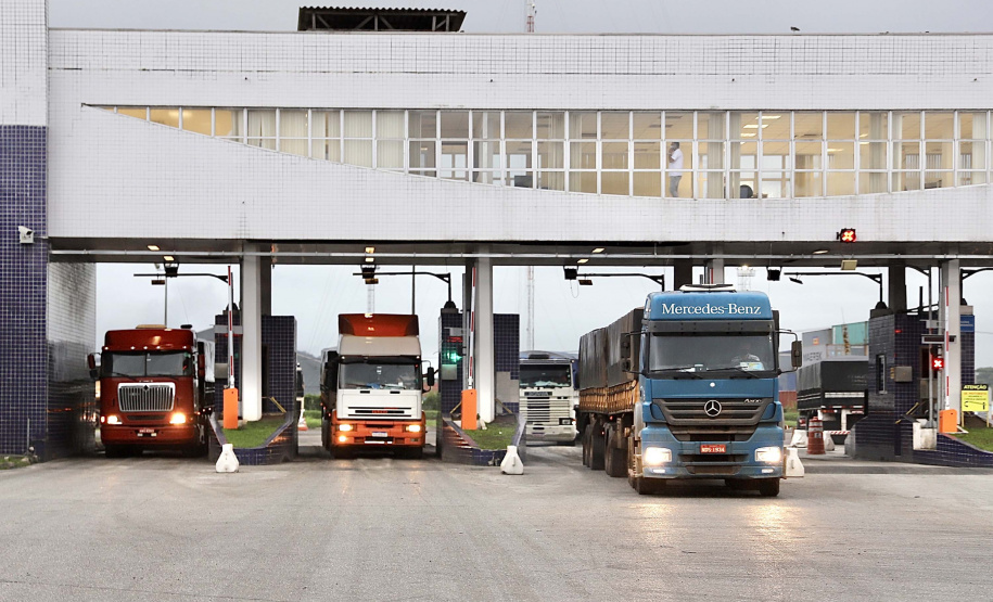 Os portos do Paraná fecham o primeiro trimestre com dois novos recordes. No último mês, juntos, os terminais de Paranaguá e Antonina registraram o melhor março da história em volume movimentado. Foram 5.622.705 toneladas de cargas, de importação e exportação. - Foto: Claudio Neves/Portos do Paraná