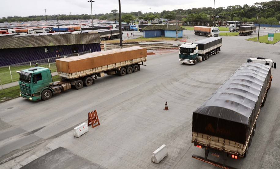 Os portos do Paraná fecham o primeiro trimestre com dois novos recordes. No último mês, juntos, os terminais de Paranaguá e Antonina registraram o melhor março da história em volume movimentado. Foram 5.622.705 toneladas de cargas, de importação e exportação. - Foto: Claudio Neves/Portos do Paraná