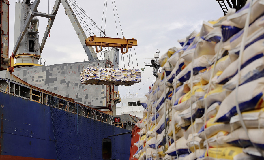 Os portos do Paraná fecham o primeiro trimestre com dois novos recordes. No último mês, juntos, os terminais de Paranaguá e Antonina registraram o melhor março da história em volume movimentado. Foram 5.622.705 toneladas de cargas, de importação e exportação. - Foto: Claudio Neves/Portos do Paraná