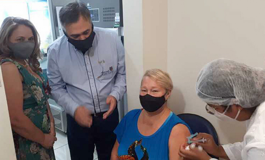 Idosos de 67 a 70 anos sendo vacinados em São Pedro do Ivaí.