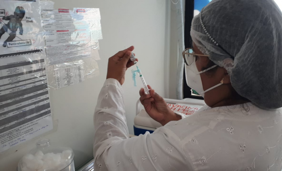 Idosos de 67 a 70 anos sendo vacinados em São Pedro do Ivaí.