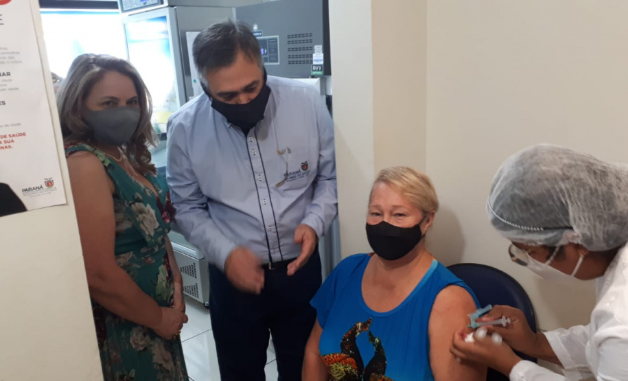 Idosos de 67 a 70 anos sendo vacinados em São Pedro do Ivaí.