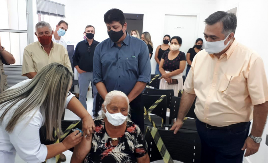 Vacinação contra a Covid-19 em Sertaneja. Foto:SESA