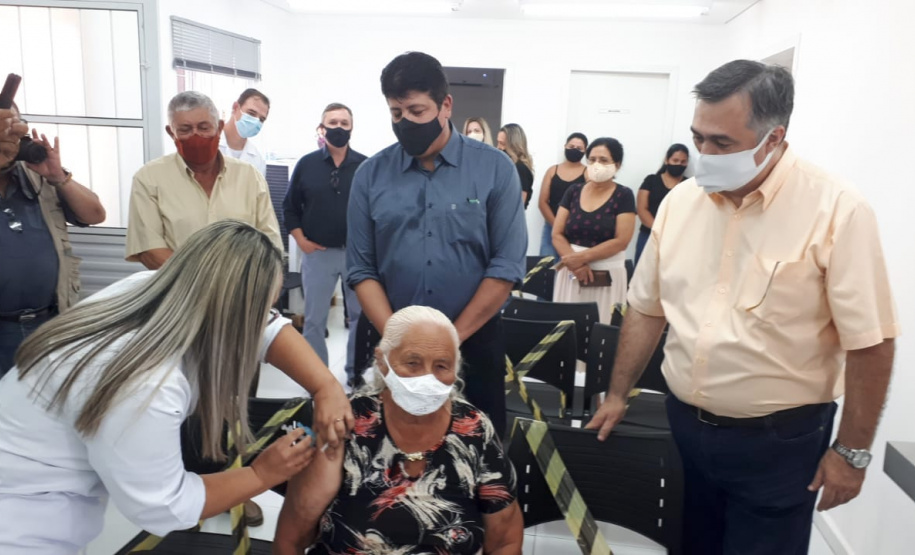 Vacinação contra a Covid-19 em Sertaneja. Foto:SESA