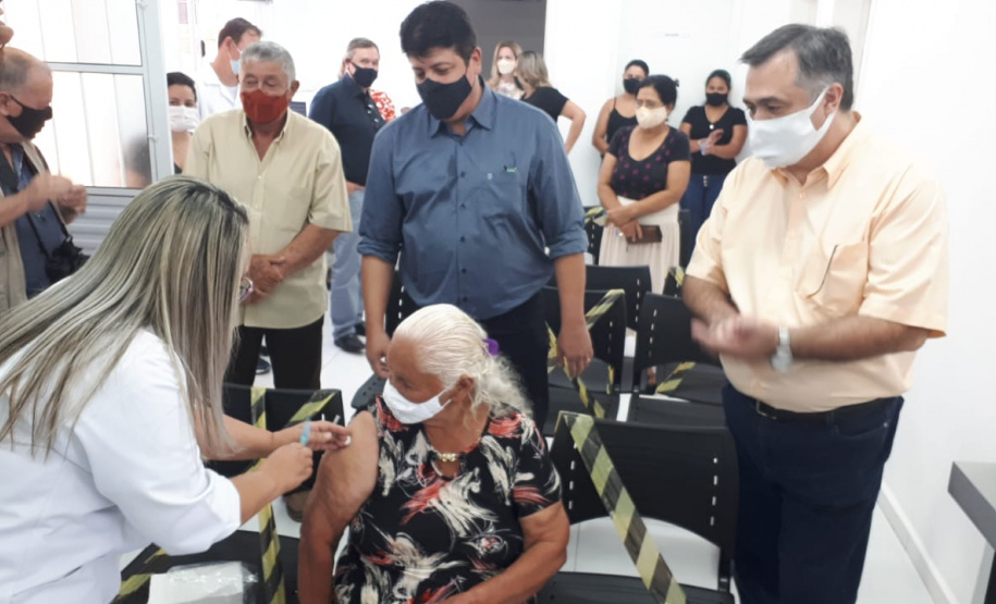 Vacinação contra a Covid-19 em Sertaneja. Foto:SESA