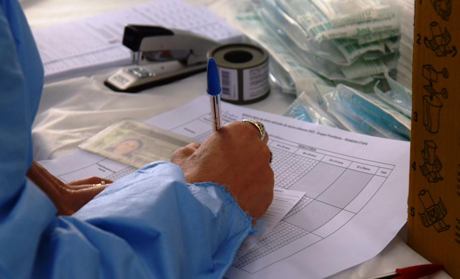 O Paraná iniciou a campanha nacional de vacinação contra a influenza nesta segunda-feira (12). A meta é imunizar contra a gripe pelo menos 90% do público-alvo, estimado em 4,4 milhões de pessoas. - Curitiba, 12/04/2021 - Foto: Américo Antonio/SESA