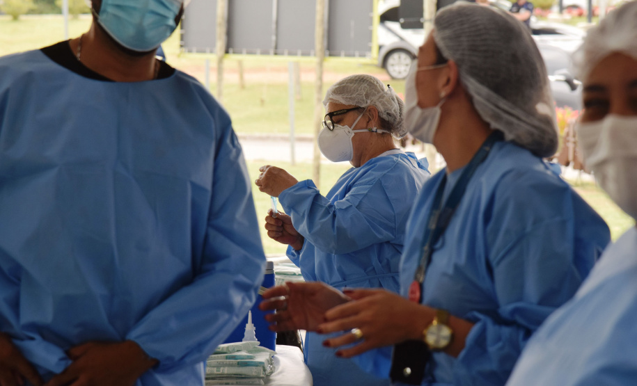 O Paraná iniciou a campanha nacional de vacinação contra a influenza nesta segunda-feira (12). A meta é imunizar contra a gripe pelo menos 90% do público-alvo, estimado em 4,4 milhões de pessoas. - Curitiba, 12/04/2021 - Foto: Américo Antonio/SESA