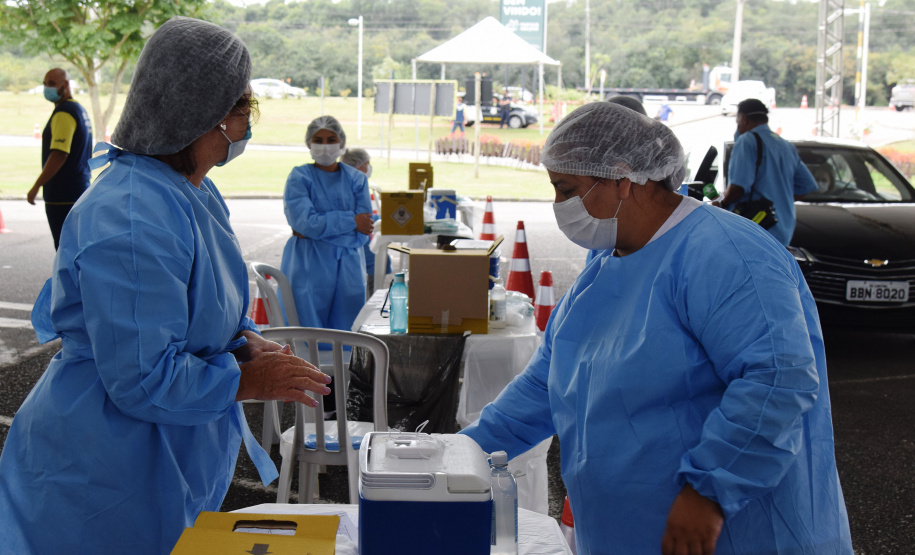 O Paraná iniciou a campanha nacional de vacinação contra a influenza nesta segunda-feira (12). A meta é imunizar contra a gripe pelo menos 90% do público-alvo, estimado em 4,4 milhões de pessoas. - Curitiba, 12/04/2021 - Foto: Américo Antonio/SESA