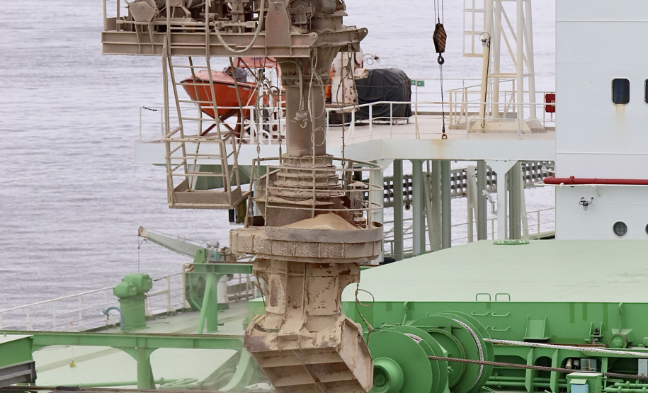 Mais um grande navio graneleiro atraca no Corredor de Exportação do Porto de Paranaguá para receber uma carga recorde de farelo de soja. O Pacific Myra, com 292 metros de comprimento (loa) e 45 metros de largura (boca), atracou no berço 214, no último final de semana, e segue carregando. A embarcação vai levar, para a Holanda, 108.577 mil toneladas do produto. - Paranaguá, 12/04/2021 - Foto: Claudio Neves/Portos do Paraná