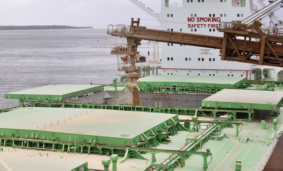 Mais um grande navio graneleiro atraca no Corredor de Exportação do Porto de Paranaguá para receber uma carga recorde de farelo de soja. O Pacific Myra, com 292 metros de comprimento (loa) e 45 metros de largura (boca), atracou no berço 214, no último final de semana, e segue carregando. A embarcação vai levar, para a Holanda, 108.577 mil toneladas do produto. - Paranaguá, 12/04/2021 - Foto: Claudio Neves/Portos do Paraná