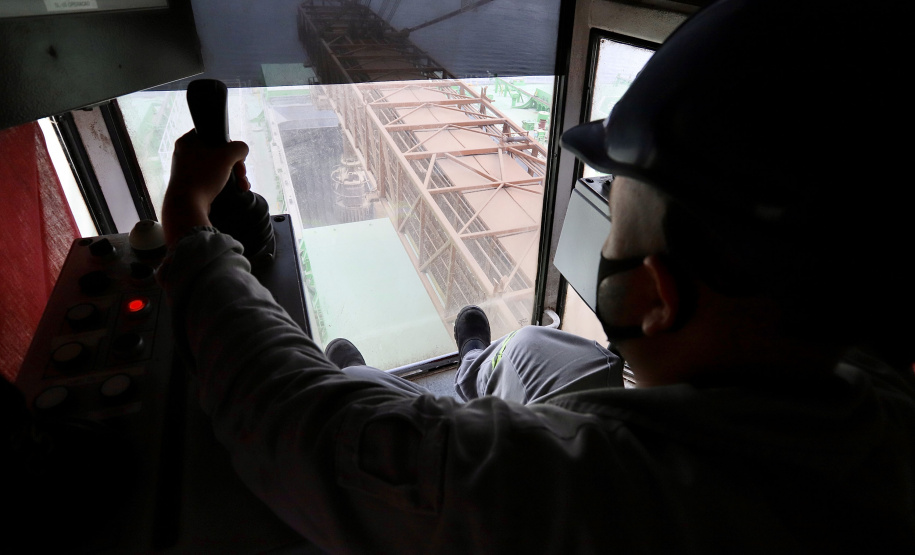 Mais um grande navio graneleiro atraca no Corredor de Exportação do Porto de Paranaguá para receber uma carga recorde de farelo de soja. O Pacific Myra, com 292 metros de comprimento (loa) e 45 metros de largura (boca), atracou no berço 214, no último final de semana, e segue carregando. A embarcação vai levar, para a Holanda, 108.577 mil toneladas do produto. - Paranaguá, 12/04/2021 - Foto: Claudio Neves/Portos do Paraná