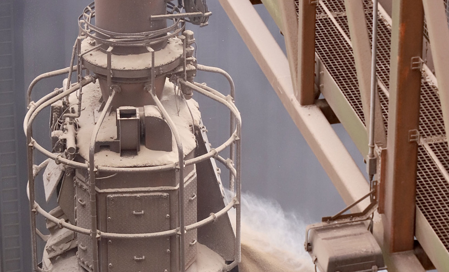 Mais um grande navio graneleiro atraca no Corredor de Exportação do Porto de Paranaguá para receber uma carga recorde de farelo de soja. O Pacific Myra, com 292 metros de comprimento (loa) e 45 metros de largura (boca), atracou no berço 214, no último final de semana, e segue carregando. A embarcação vai levar, para a Holanda, 108.577 mil toneladas do produto. - Paranaguá, 12/04/2021 - Foto: Claudio Neves/Portos do Paraná