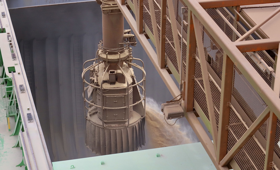 Mais um grande navio graneleiro atraca no Corredor de Exportação do Porto de Paranaguá para receber uma carga recorde de farelo de soja. O Pacific Myra, com 292 metros de comprimento (loa) e 45 metros de largura (boca), atracou no berço 214, no último final de semana, e segue carregando. A embarcação vai levar, para a Holanda, 108.577 mil toneladas do produto. - Paranaguá, 12/04/2021 - Foto: Claudio Neves/Portos do Paraná