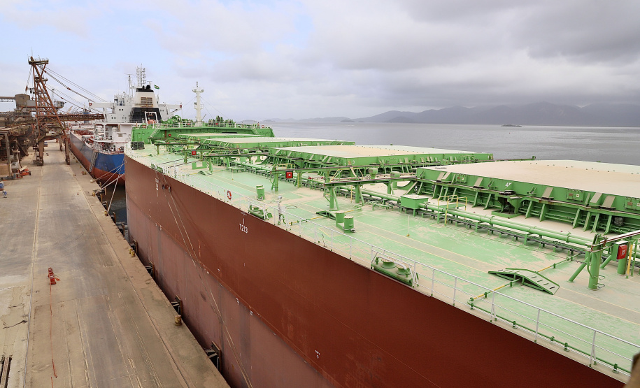 Mais um grande navio graneleiro atraca no Corredor de Exportação do Porto de Paranaguá para receber uma carga recorde de farelo de soja. O Pacific Myra, com 292 metros de comprimento (loa) e 45 metros de largura (boca), atracou no berço 214, no último final de semana, e segue carregando. A embarcação vai levar, para a Holanda, 108.577 mil toneladas do produto. - Paranaguá, 12/04/2021 - Foto: Claudio Neves/Portos do Paraná