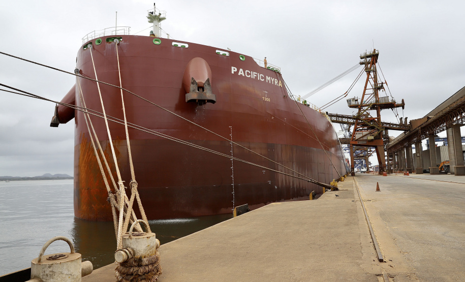Mais um grande navio graneleiro atraca no Corredor de Exportação do Porto de Paranaguá para receber uma carga recorde de farelo de soja. O Pacific Myra, com 292 metros de comprimento (loa) e 45 metros de largura (boca), atracou no berço 214, no último final de semana, e segue carregando. A embarcação vai levar, para a Holanda, 108.577 mil toneladas do produto. - Paranaguá, 12/04/2021 - Foto: Claudio Neves/Portos do Paraná