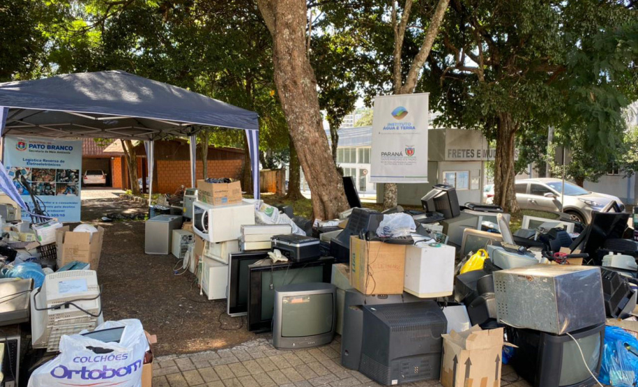 O Escritório Regional do Instituto Água e Terra (IAT) em Pato Branco, em parceria com a prefeitura local, realizou na última semana (10) ação de recebimento de lixo eletrônico. Em troca, o cidadão recebeu uma muda frutífera nativa, a cerejeira, produzida no Viveiro Florestal do IAT na região. Cerca de 250 pessoas participaram. - Foto: Divulgação SEDEST