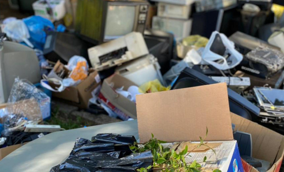 O Escritório Regional do Instituto Água e Terra (IAT) em Pato Branco, em parceria com a prefeitura local, realizou na última semana (10) ação de recebimento de lixo eletrônico. Em troca, o cidadão recebeu uma muda frutífera nativa, a cerejeira, produzida no Viveiro Florestal do IAT na região. Cerca de 250 pessoas participaram. - Foto: Divulgação SEDEST