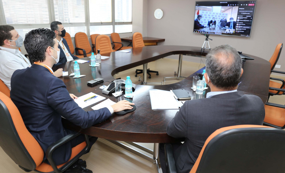 A Copel firmou um convênio de cooperação técnica com a ANDE, empresa de energia do Paraguai, para trocar experiências e conhecimento nas áreas de distribuição, geração, comercialização e transmissão de energia. O acordo foi assinado na manhã desta segunda-feira (12), em reunião virtual realizada com diretores das duas empresas. Foto: Valdenir Daniel Cavalheiro