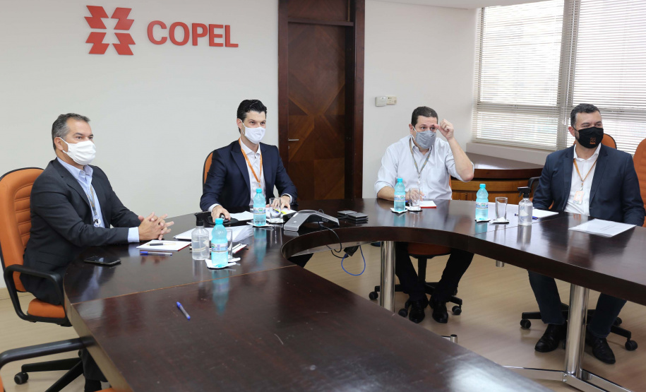 A Copel firmou um convênio de cooperação técnica com a ANDE, empresa de energia do Paraguai, para trocar experiências e conhecimento nas áreas de distribuição, geração, comercialização e transmissão de energia. O acordo foi assinado na manhã desta segunda-feira (12), em reunião virtual realizada com diretores das duas empresas. Foto: Valdenir Daniel Cavalheiro