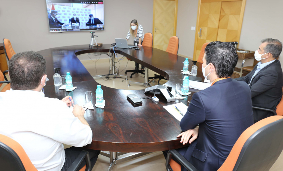 A Copel firmou um convênio de cooperação técnica com a ANDE, empresa de energia do Paraguai, para trocar experiências e conhecimento nas áreas de distribuição, geração, comercialização e transmissão de energia. O acordo foi assinado na manhã desta segunda-feira (12), em reunião virtual realizada com diretores das duas empresas. Foto: Valdenir Daniel Cavalheiro