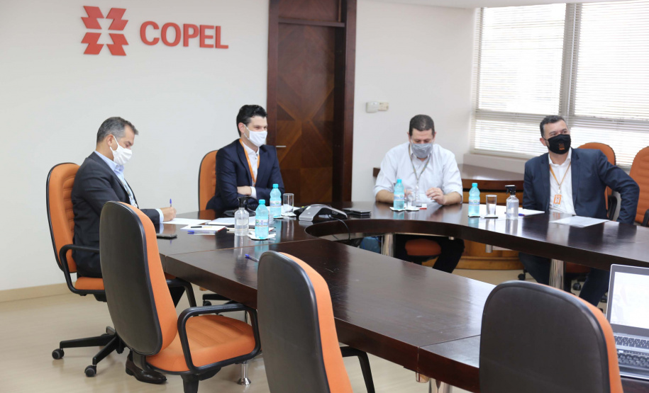 A Copel firmou um convênio de cooperação técnica com a ANDE, empresa de energia do Paraguai, para trocar experiências e conhecimento nas áreas de distribuição, geração, comercialização e transmissão de energia. O acordo foi assinado na manhã desta segunda-feira (12), em reunião virtual realizada com diretores das duas empresas. Foto: Valdenir Daniel Cavalheiro