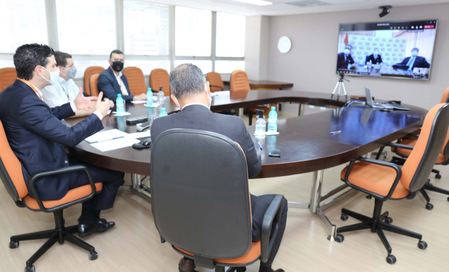 A Copel firmou um convênio de cooperação técnica com a ANDE, empresa de energia do Paraguai, para trocar experiências e conhecimento nas áreas de distribuição, geração, comercialização e transmissão de energia. O acordo foi assinado na manhã desta segunda-feira (12), em reunião virtual realizada com diretores das duas empresas. Foto: Valdenir Daniel Cavalheiro