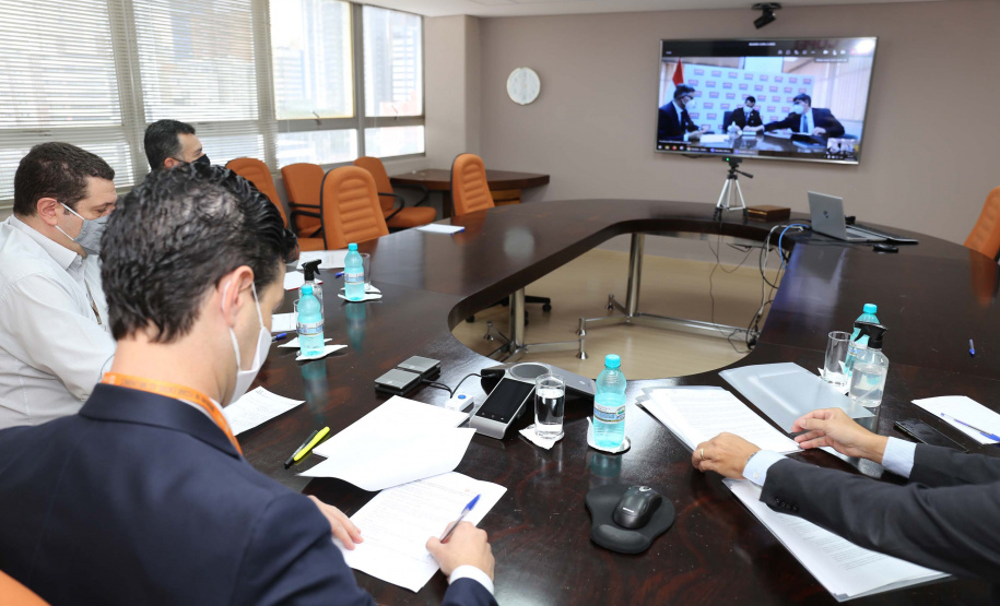 A Copel firmou um convênio de cooperação técnica com a ANDE, empresa de energia do Paraguai, para trocar experiências e conhecimento nas áreas de distribuição, geração, comercialização e transmissão de energia. O acordo foi assinado na manhã desta segunda-feira (12), em reunião virtual realizada com diretores das duas empresas. Foto: Valdenir Daniel Cavalheiro