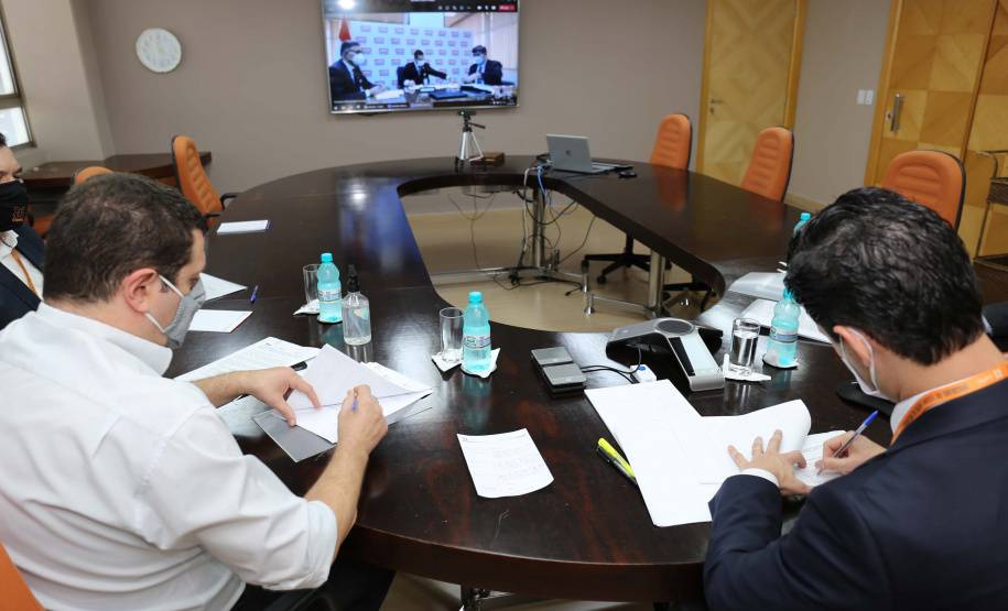 A Copel firmou um convênio de cooperação técnica com a ANDE, empresa de energia do Paraguai, para trocar experiências e conhecimento nas áreas de distribuição, geração, comercialização e transmissão de energia. O acordo foi assinado na manhã desta segunda-feira (12), em reunião virtual realizada com diretores das duas empresas. Foto: Valdenir Daniel Cavalheiro