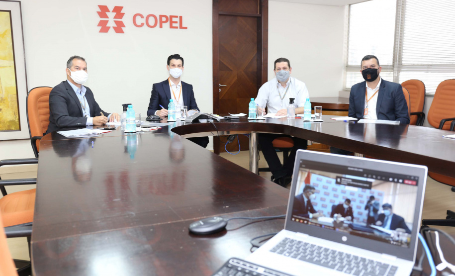 A Copel firmou um convênio de cooperação técnica com a ANDE, empresa de energia do Paraguai, para trocar experiências e conhecimento nas áreas de distribuição, geração, comercialização e transmissão de energia. O acordo foi assinado na manhã desta segunda-feira (12), em reunião virtual realizada com diretores das duas empresas. Foto: Valdenir Daniel Cavalheiro