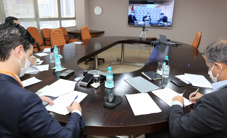 A Copel firmou um convênio de cooperação técnica com a ANDE, empresa de energia do Paraguai, para trocar experiências e conhecimento nas áreas de distribuição, geração, comercialização e transmissão de energia. O acordo foi assinado na manhã desta segunda-feira (12), em reunião virtual realizada com diretores das duas empresas. Foto: Valdenir Daniel Cavalheiro