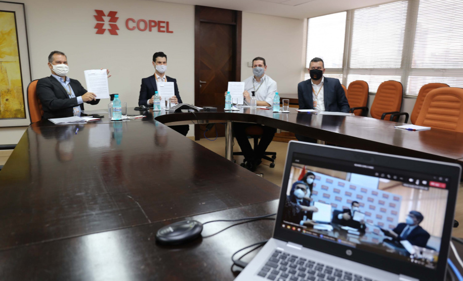 A Copel firmou um convênio de cooperação técnica com a ANDE, empresa de energia do Paraguai, para trocar experiências e conhecimento nas áreas de distribuição, geração, comercialização e transmissão de energia. O acordo foi assinado na manhã desta segunda-feira (12), em reunião virtual realizada com diretores das duas empresas. Foto: Valdenir Daniel Cavalheiro