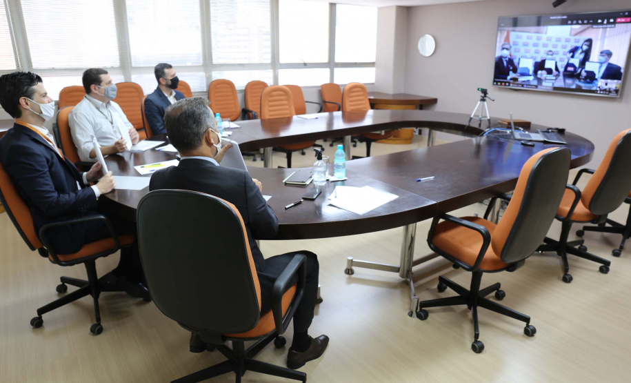 A Copel firmou um convênio de cooperação técnica com a ANDE, empresa de energia do Paraguai, para trocar experiências e conhecimento nas áreas de distribuição, geração, comercialização e transmissão de energia. O acordo foi assinado na manhã desta segunda-feira (12), em reunião virtual realizada com diretores das duas empresas. Foto: Valdenir Daniel Cavalheiro