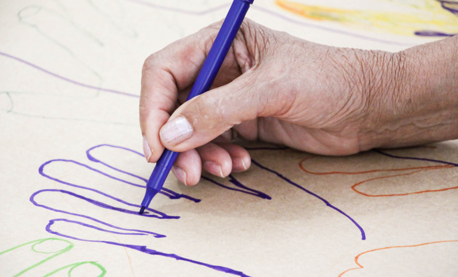 Arte para Maiores
O premiado Arte para Maiores, que ganhou versão virtual em 2020, se mantém em formato online. Todos os participantes cadastrados recebem por WhatsApp vídeos com mediações e sugestões de oficinas variadas. - Foto: Maita Franco/MON