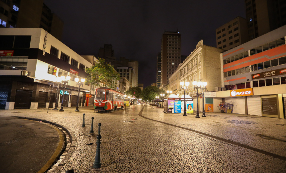 Decreto estende horário de funcionamento do comércio e reduz toque de recolher. Foto: Geraldo Bubniak/AEN