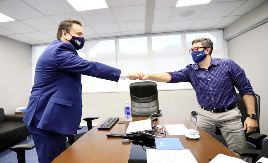 O trabalho alinhado da empresa pública Portos do Paraná e a Controladoria-Geral do Estado (CGE) busca garantir maior segurança jurídica e de gestão à atividade portuária. Esse foi um dos assuntos tratados durante o encontro do presidente da Portos do Paraná, Luiz Fernando Garcia, e diretores da empresa, com o controlador-geral do Estado, Raul Siqueira, nesta terça-feira (13).

Foto: Claudio Neves/Portos do Paraná