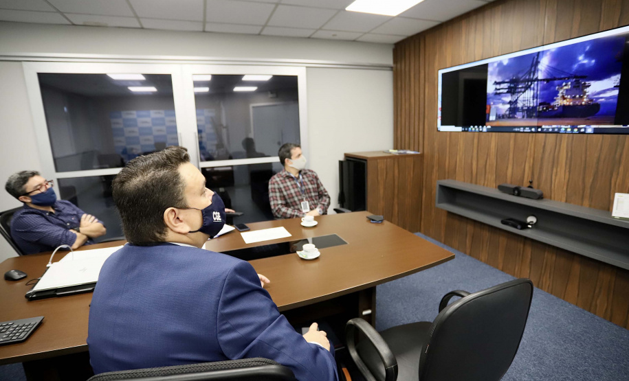 O trabalho alinhado da empresa pública Portos do Paraná e a Controladoria-Geral do Estado (CGE) busca garantir maior segurança jurídica e de gestão à atividade portuária. Esse foi um dos assuntos tratados durante o encontro do presidente da Portos do Paraná, Luiz Fernando Garcia, e diretores da empresa, com o controlador-geral do Estado, Raul Siqueira, nesta terça-feira (13).

Foto: Claudio Neves/Portos do Paraná